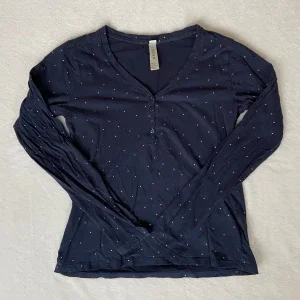 Prickig pyjamas tröja