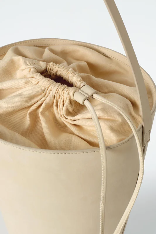 COS Torebka Typu Bucket Z Nubuku Bag in Beżowy