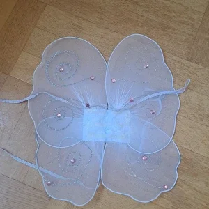 Vita fjärilsvingar med glitter och diamanter