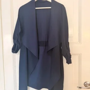 Mörkblå tunn trenchcoat