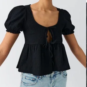 Svart blus med puffärm och knyt