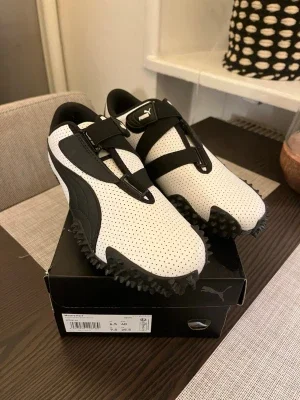Puma vita och svarta sneakers mostro perf nya 40