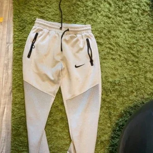 Nike tech byxor
