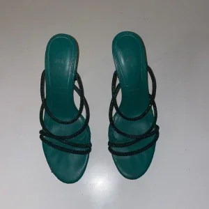 Gröna glitter klackar
