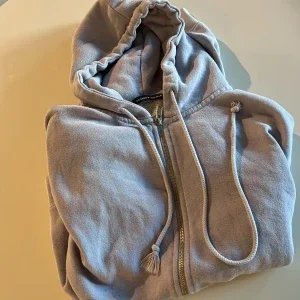 Ljusblå hoodie från Brandy Melville