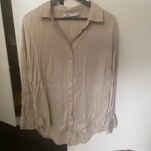 Ny zara satin skjorta