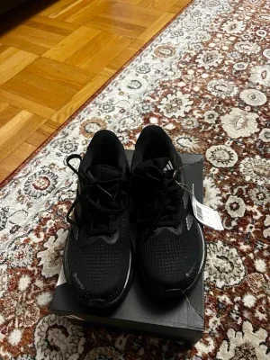 Svarta Adidas sneakers med Gore-Tex