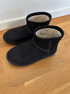 Svarta tofflor från McKinley
