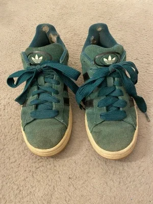 Gröna adidas campus 00s skor