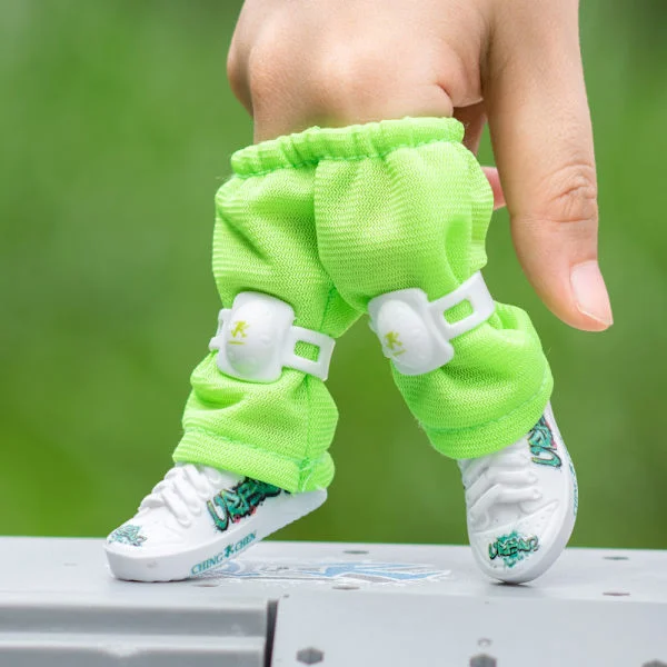 Miniatyr mönstrade fingerlösa stövlar, knäskydd och byxor