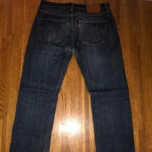 Mörk blå levis jeans