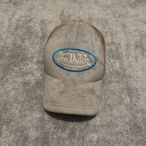 Grå Von Dutch keps med mesh