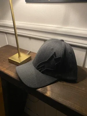 Mörkgrå keps från Alpinestars