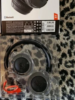 JBL trådlösa svarta hörlurar