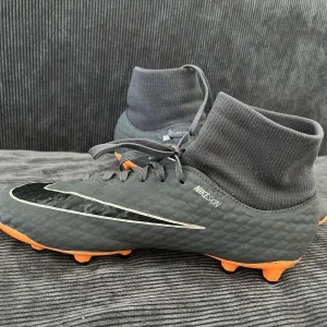 Nike fotbollsskor hypervenom