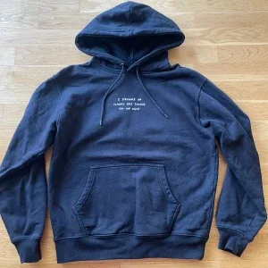 Svart hoodie från Polar Skate Co.