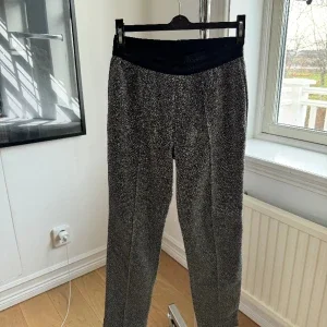 Glittriga byxor