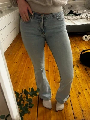 ljusblåa bootcut jeans gina tricot
