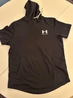 Svart Under Armour hoodie kort ärm