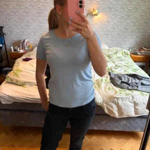Ljusblå t-shirt från Vero Moda