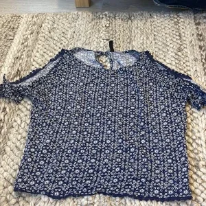 Blommig blå blus från H&M Divided