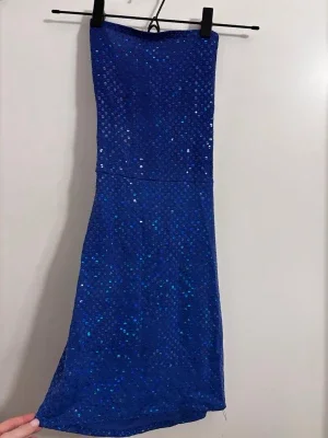 Blå glittrig kort bandeau-klänning