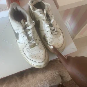 Nike Air Force 1 vita med gulddetaljer