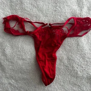 Röda stringtrosor med spets och strass