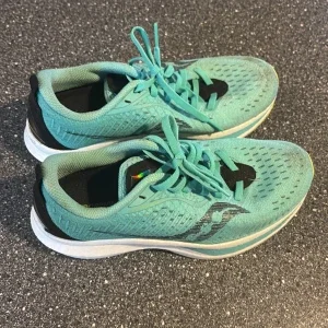 Turkosa Saucony Endorphin Speed