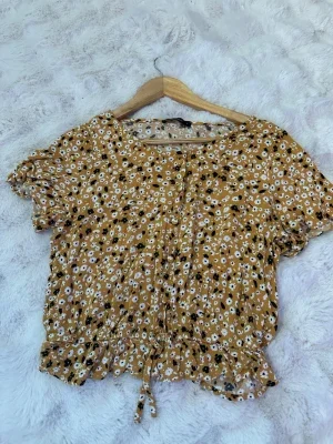 Blommig gul blus från LCW Casual