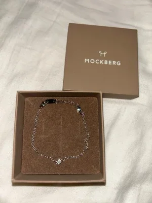 Silverfärgat armband från Mockberg