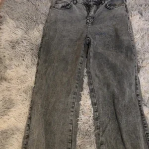 Grå jeansbyxor från Madlady
