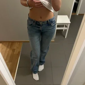 Blåa jeans GINA TRICOT