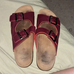 Röda sandaler från Scholl