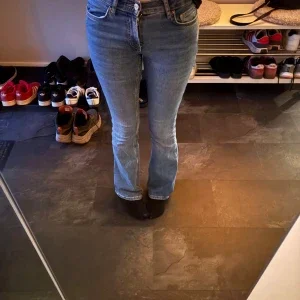 Blå bootcut jeans från Gina Tricot