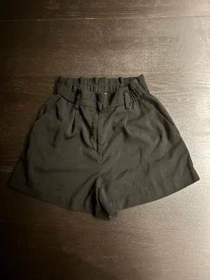 Svarta shorts från H&M med hög midja