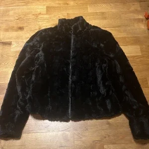 Svart fuskpälsjacka från Pull&Bear