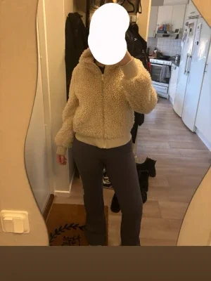 Beige teddyjacka med dragkedja
