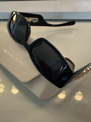 Svarta solglasögon Michael Kors