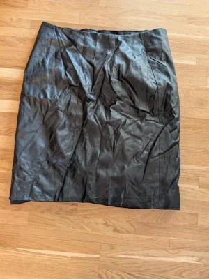 Svart skinnkjol i klassisk modell