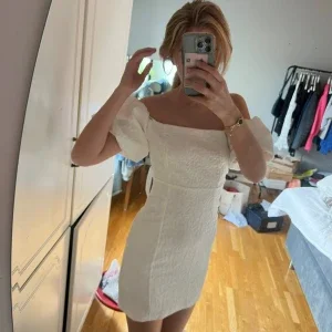 Vit kort offshoulder klänning. Student klänning