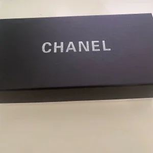Svarta solglasögon från Chanel