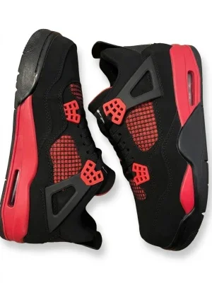 Svarta och röda Air Jordan 4 sneakers