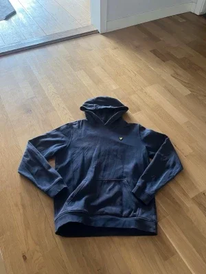 Mörkblå hoodie från Lyle & Scott
