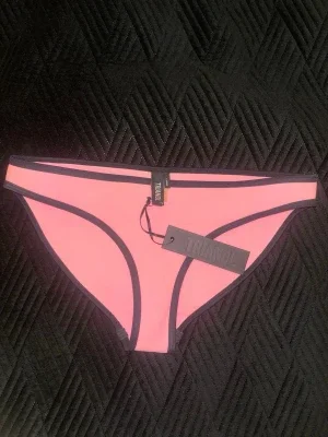 Rosa bikiniunderdel från Triangl