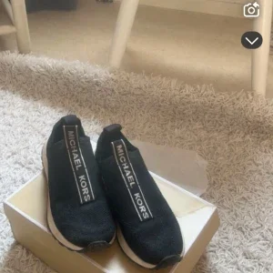 Svarta slip-on sneakers från Michael Kors