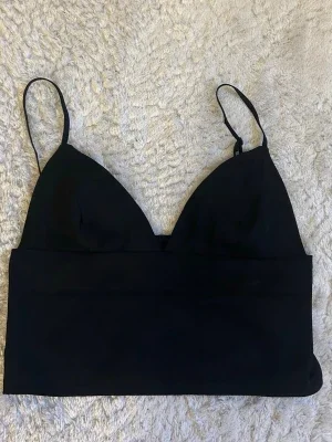 Svart bralette med smala axelband