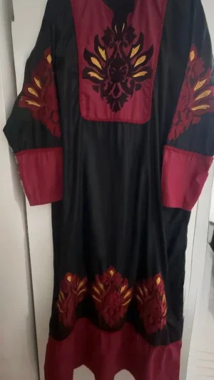 Svart och vinröd klänning med broderi