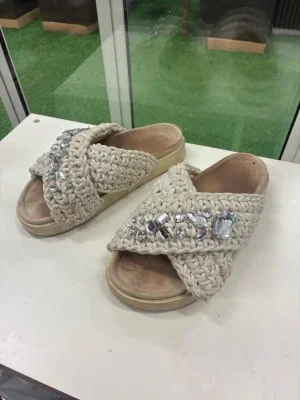 Beige sandaler med stenar från Inuikii