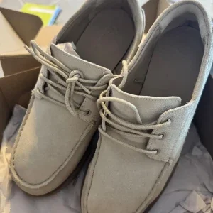 Beige mocka seglarskor med snörning